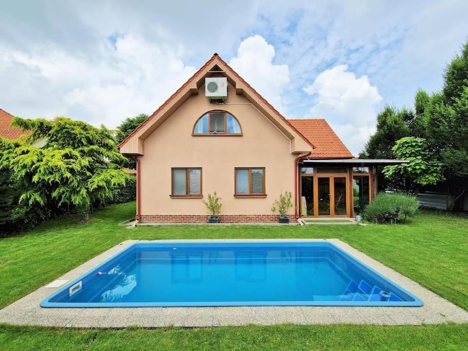 House With 3 Bedrooms And Pool Dunajska Luzna Exterior photo